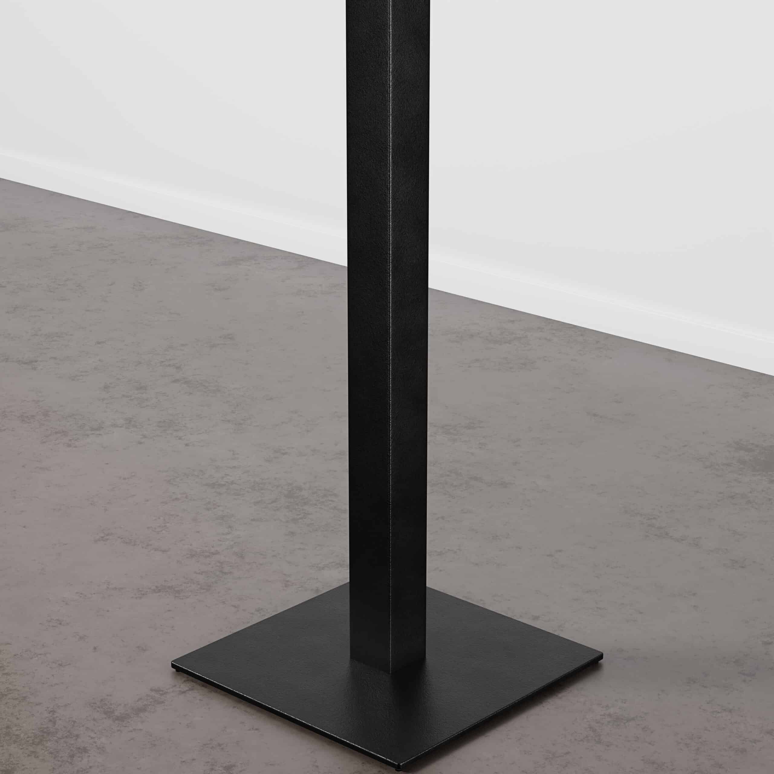 Lähellä korkeaa pöytää
